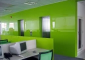 Kính màu ốp văn phòng mang tới một không gian sang trọng